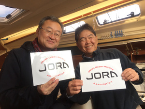 JORAステッカーを手に満面の笑み　（左）JORA北田　（右）森村氏