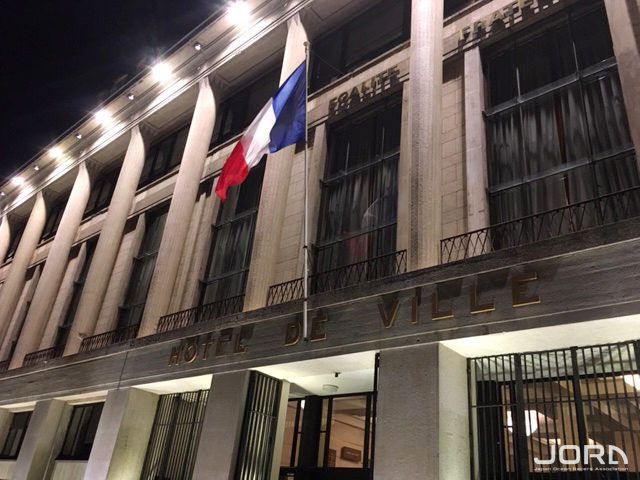 「HOTEL DE VILLE」と書かれた市庁舎