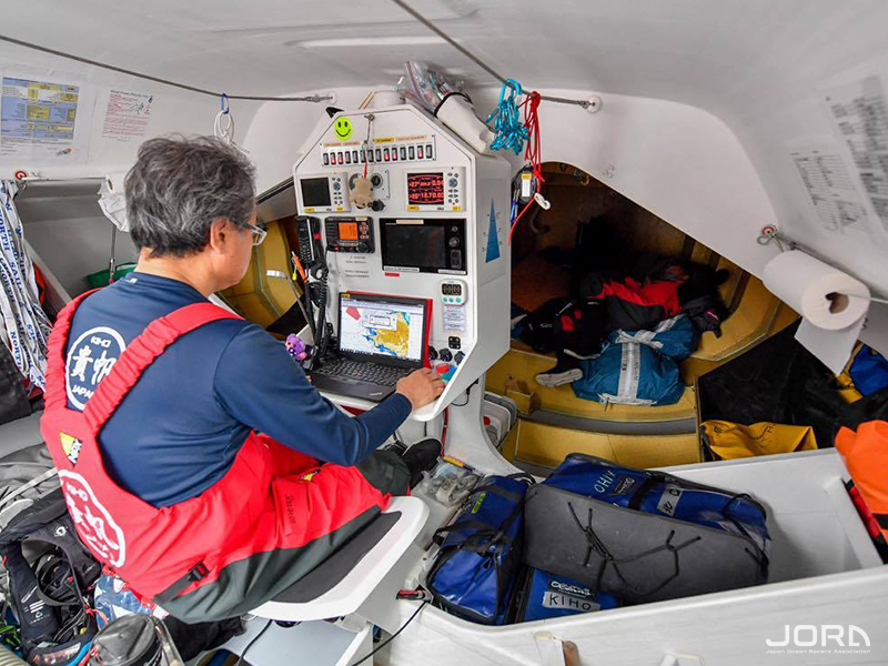 宇宙船のコクピットのような船内