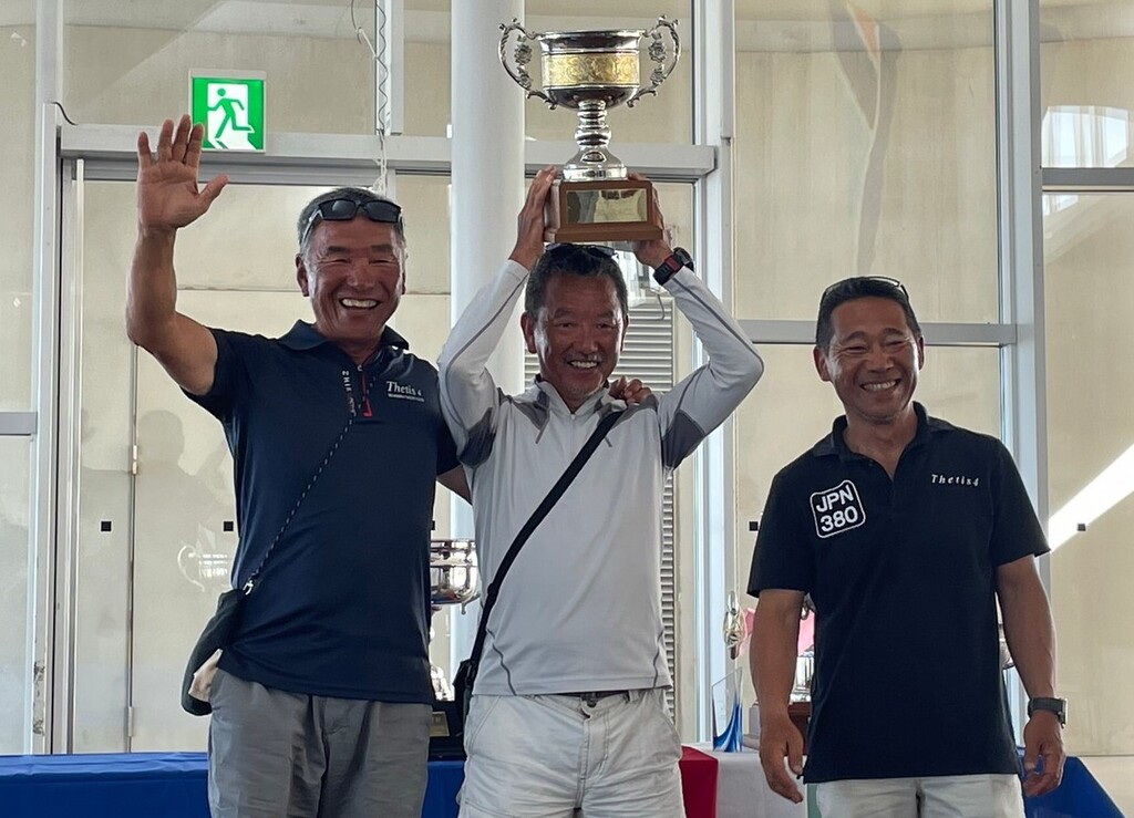 IRCクラスC CHITA杯を掲げる。
左から児玉艇長、伊藤氏(ヘルムス、シェフ)、高木氏(ワッチキャプテン)