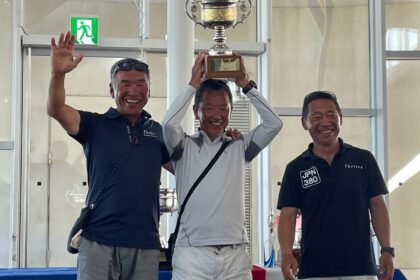 IRCクラスC　CHITA杯を掲げる。 左から児玉艇長、伊藤氏（ヘルムス、シェフ）、高木氏（ワッチキャプテン）